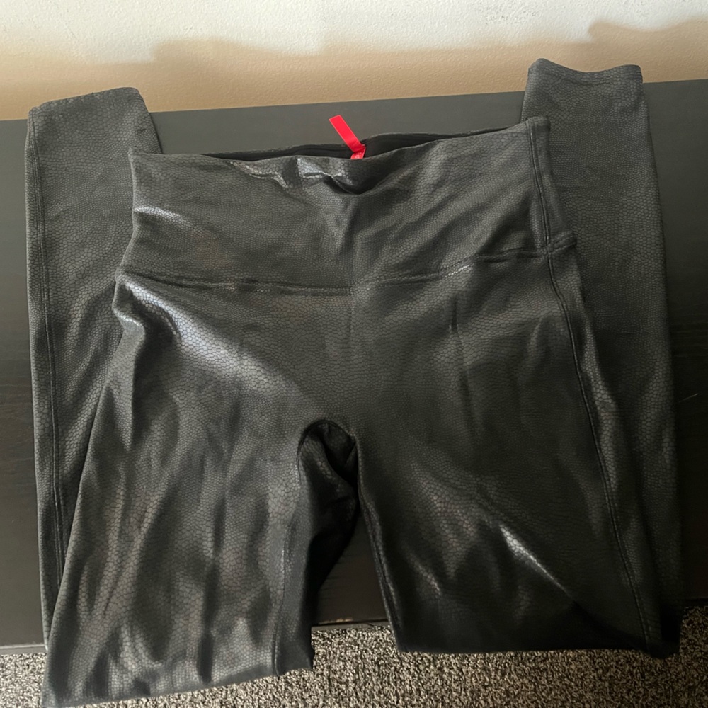 SPANX faux leather charcoal leggings. Subtle python pattern. Size large.